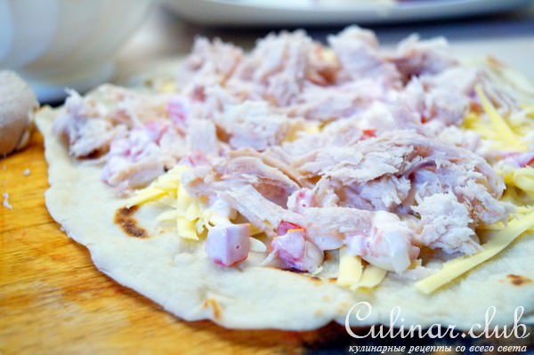Кесадилья. Горячая пшеничная лепёшка с курятиной и сыром.