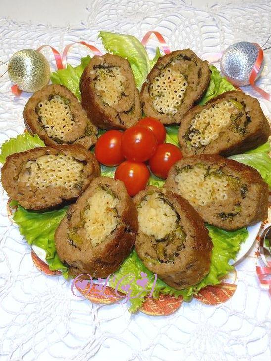 Мясной рулет с начинкой из макарон