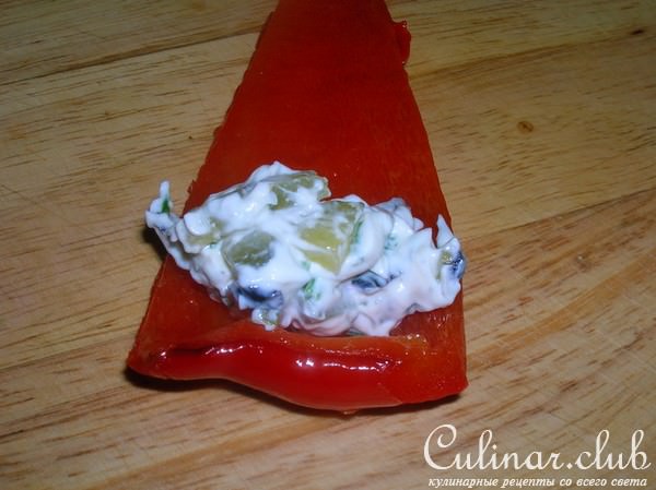 Закусочные рулетики из сладкого перца в тулупе из бекона