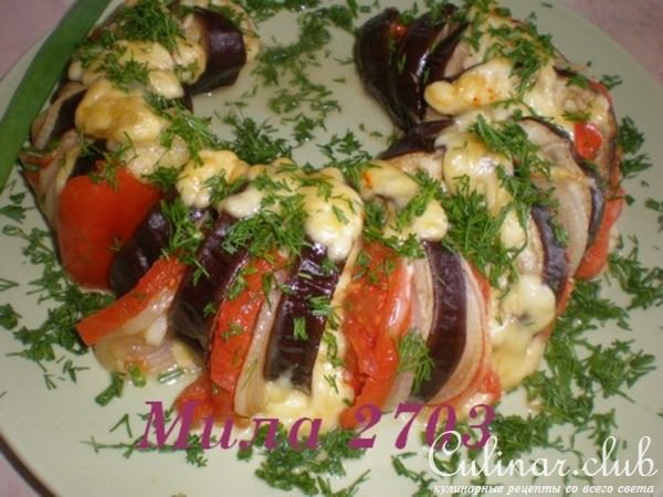 Баклажан запеченный с овощами и сыром