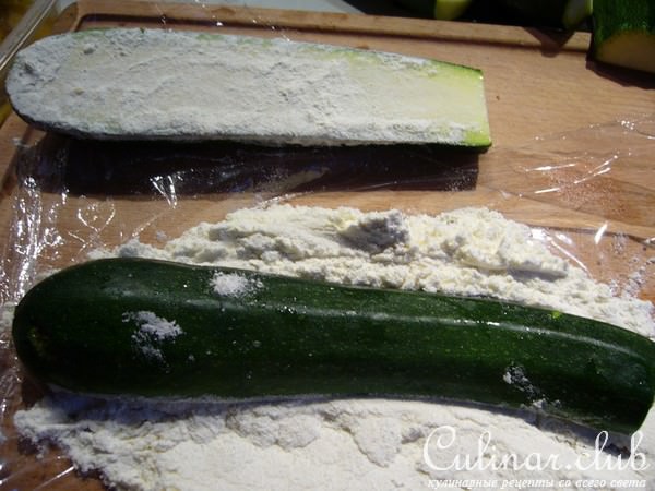 Мини-цукини с кунжутной корочкой и салатом-соусом из редиски