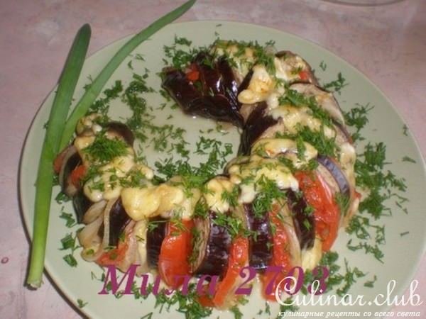 Баклажан запеченный с овощами и сыром