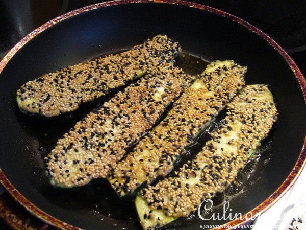Мини-цукини с кунжутной корочкой и салатом-соусом из редиски
