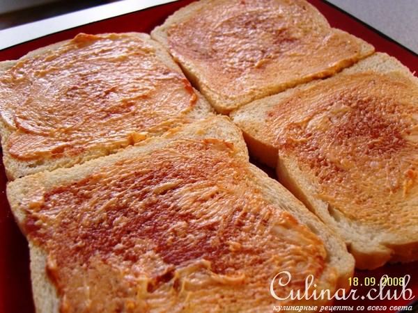Тосты с грибами, ананасом и сыром