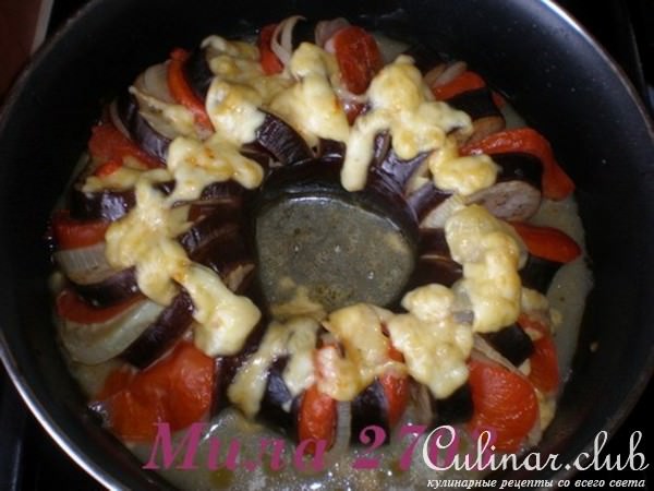 Баклажан запеченный с овощами и сыром