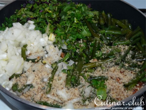 Зелёное лобио с помидорами и орехами.
