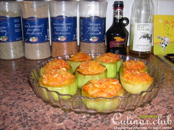 Кабачки фаршированые овощами.