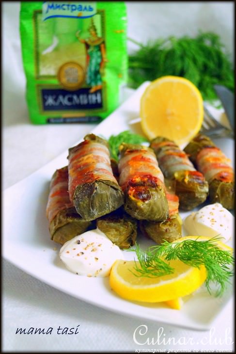 Рис с овощами в конвертиках из виноградных листьев и бекона.
