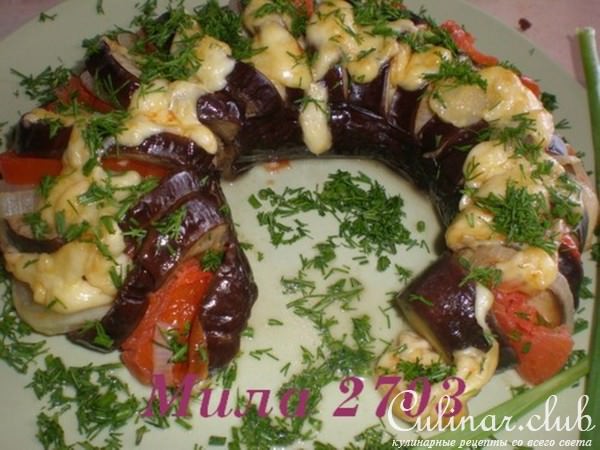 Баклажан запеченный с овощами и сыром