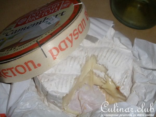 Цветная капуста, обжаренная в пивном кляре и запеченная в сливочном соусе с камамбером