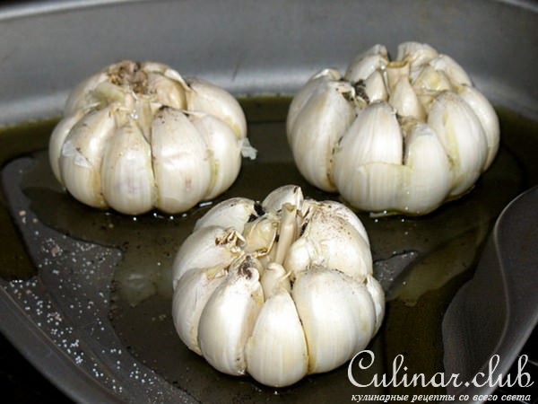 Грибы с печёным чесноком и зелёным луком (Funghi con aglio e cipolline)