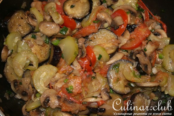 Блинчатый пирог с цуккини, баклажанами и грибами