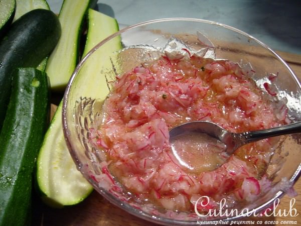 Мини-цукини с кунжутной корочкой и салатом-соусом из редиски
