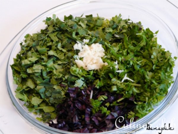 Зелёное лобио с помидорами и орехами.