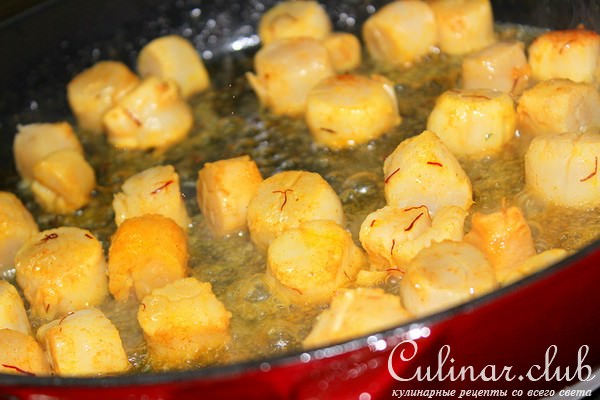 Гребешки с шафраном, овощами и мятным соусом.