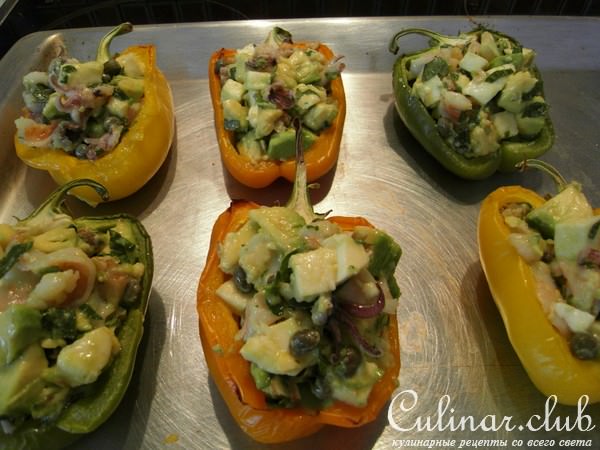Печеная паприка фаршированная авокадо с морепродуктами. (Дуэль)