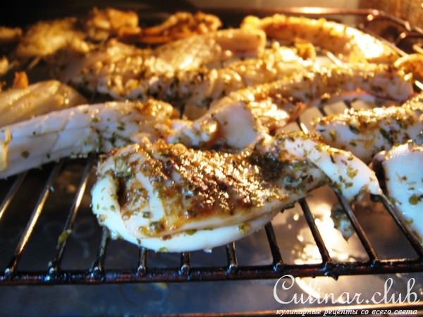 Кальмары жареные с салатом из фасоли и оливками