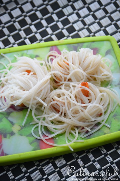 Жареные креветки в рисовой лапше
