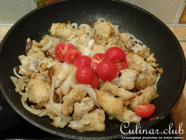 Треска в панировке с луком и черри