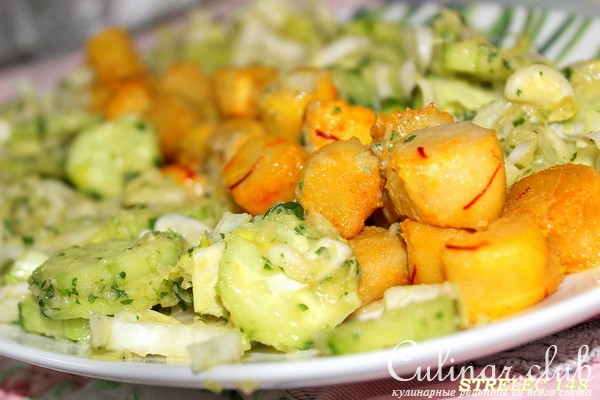 Гребешки с шафраном, овощами и мятным соусом.