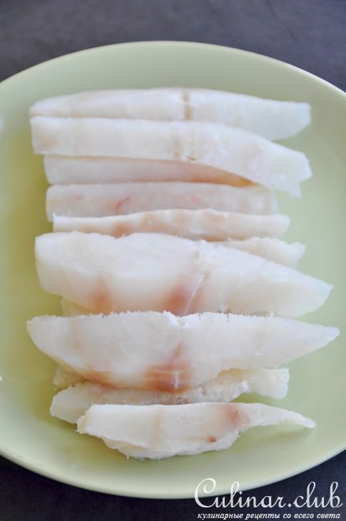 Рыбные палочки из трески с соусом из кинзы