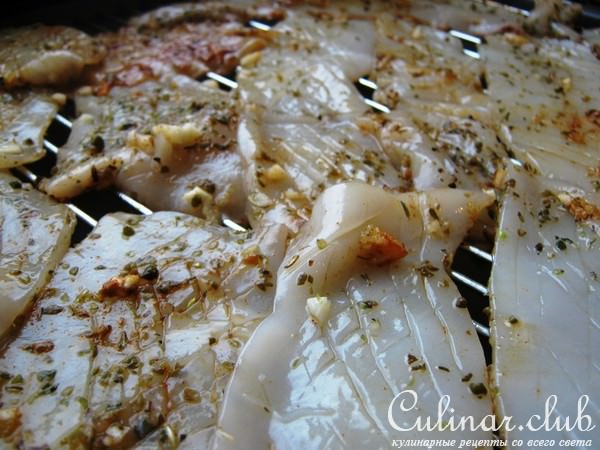 Кальмары жареные с салатом из фасоли и оливками