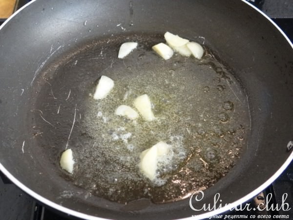 Морские гребешки с грибами, оливками в томатно-чесночной подливе