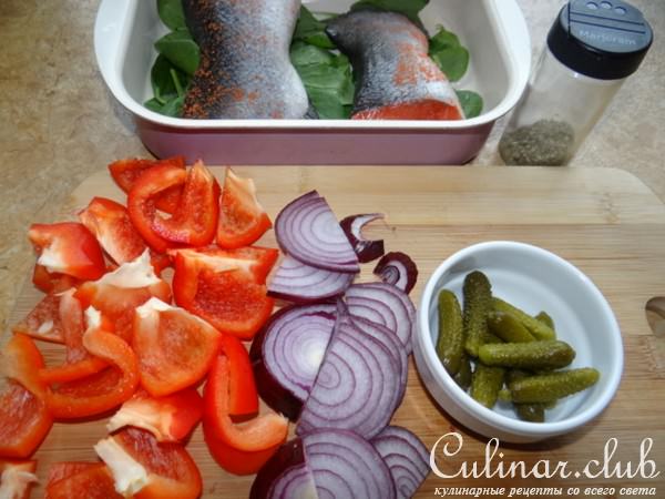 Лосось, запеченный с овощами на шпинате