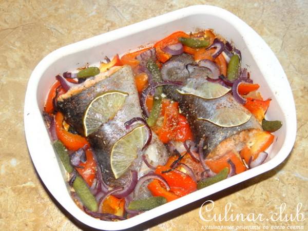 Лосось, запеченный с овощами на шпинате