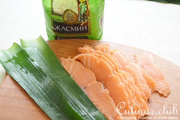 Закуска из семги с рисом в листьях лука порея