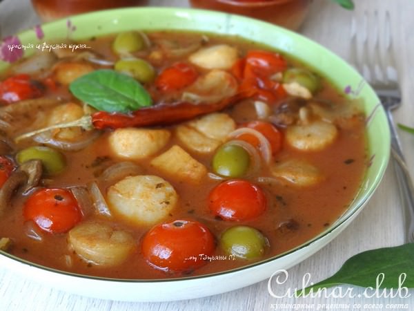 Морские гребешки с грибами, оливками в томатно-чесночной подливе