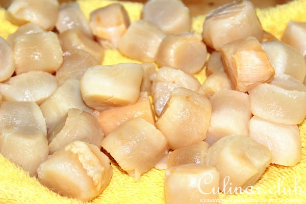 Гребешки с шафраном, овощами и мятным соусом.