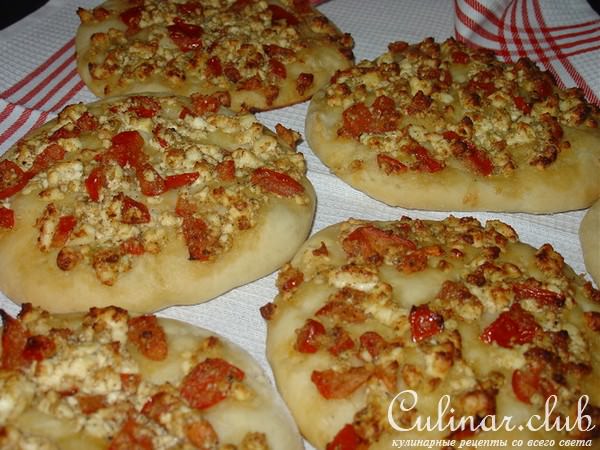 Manguschi – Лепёшки с фетой, пoмидорами и заатаром.