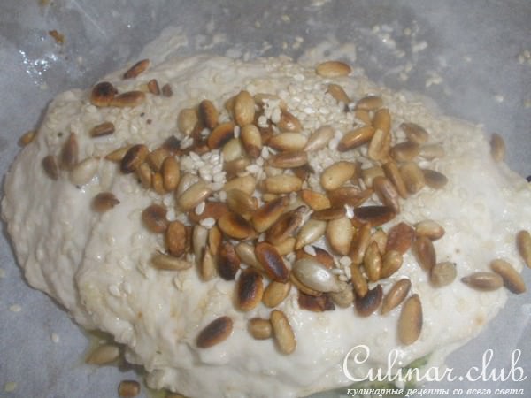 Фокачча с песто, вялеными помидорами и орешками
