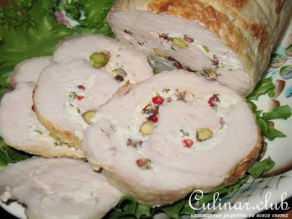 Рулет из куриной грудки с фисташками