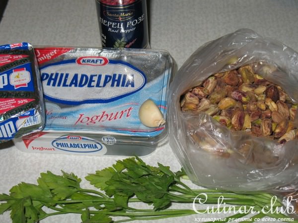 Рулет из куриной грудки с фисташками