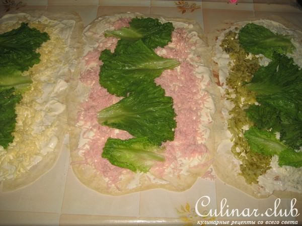 Рулет из лаваша с ветчиной и солеными огурчиками.