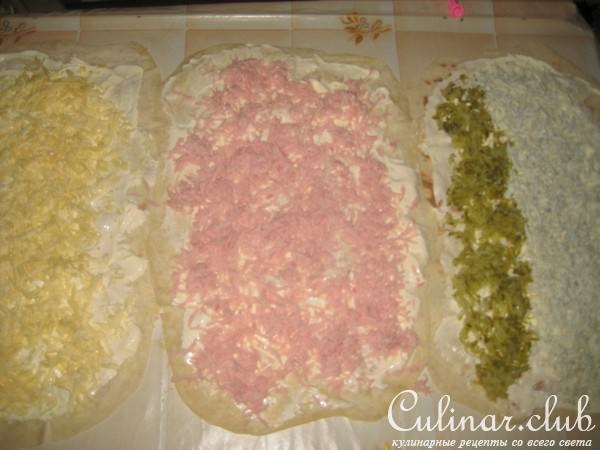 Рулет из лаваша с ветчиной и солеными огурчиками.
