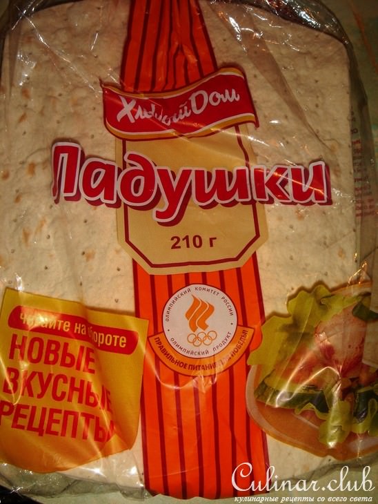 Лепешка с морским коктейлем, под соусом карри