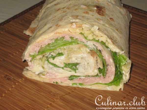 Рулет из лаваша с ветчиной и солеными огурчиками.