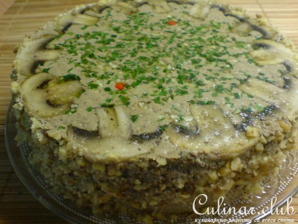 Торт-паштет из телячьей печени с шампиньонами и грецкими орехами.