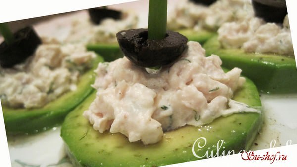 Колечки авокадо фаршированные курицей