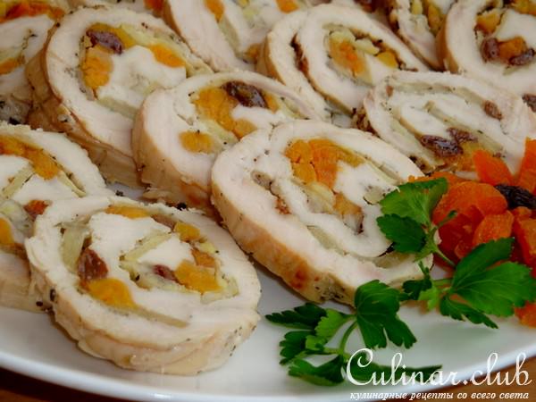 Куриный рулет с яблоками и сухофруктами