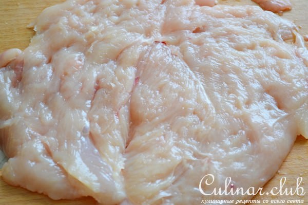 Рулет из куриного филе с шалфеем и сыром.