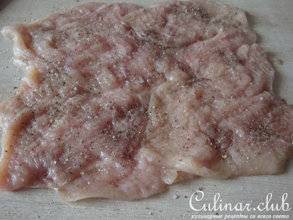 Куриный рулет с яблоками и сухофруктами