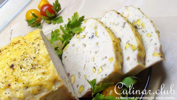 Террин из курицы с фисташками под сырной корочкой.