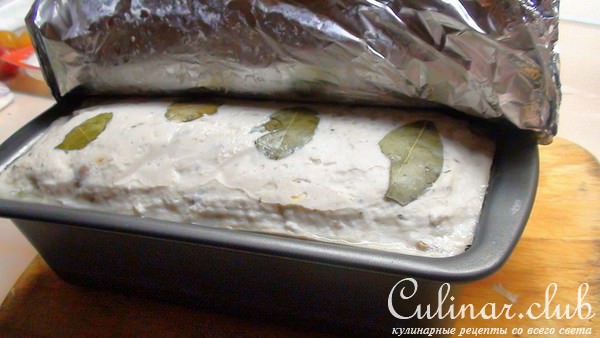 Террин из курицы с фисташками под сырной корочкой.