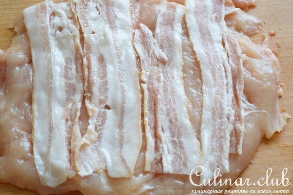 Рулет из куриного филе с шалфеем и сыром.