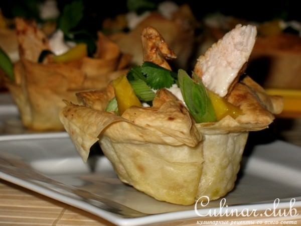 Фило-стаканчики с куриным филе, манго и зелёным луком