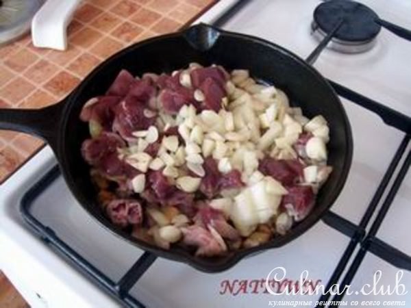 «Братец кролик» с орехово-чесночным соусом.
